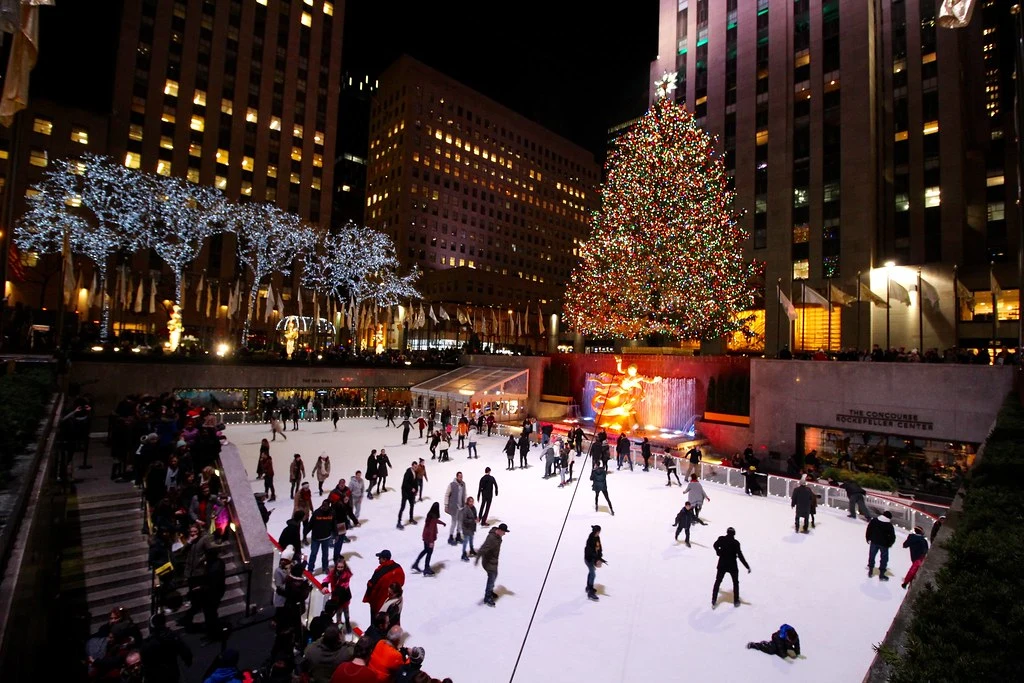 Pista de patinaje sobre hielo en el Rockefeller Center con el árbol de Navidad