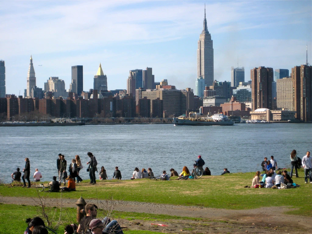 Domino Park de Williamsburg y skyline de Manhattan con el Empire State Building de fondo
