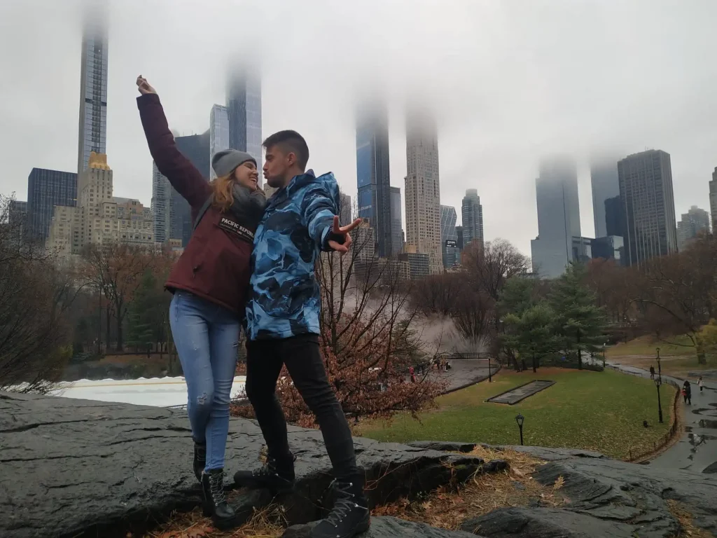 Central Park con niebla. Rascacielos y el Wollman Rink debajo
