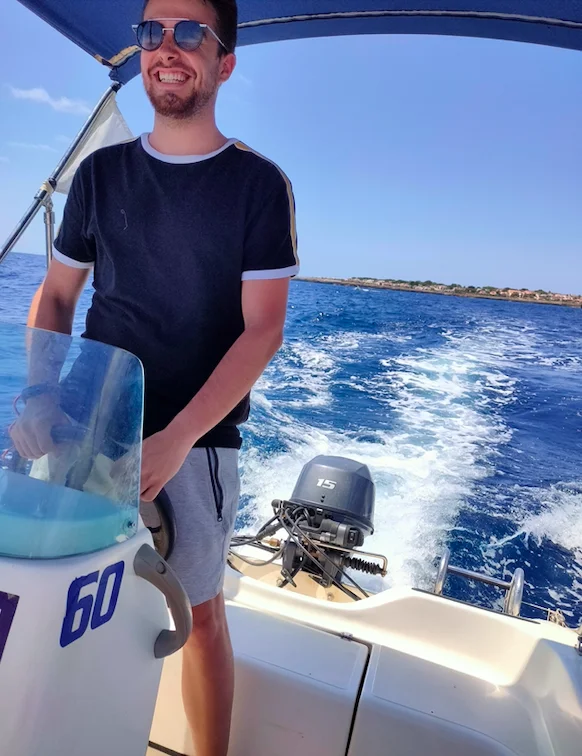 Barco por el sur de Menorca