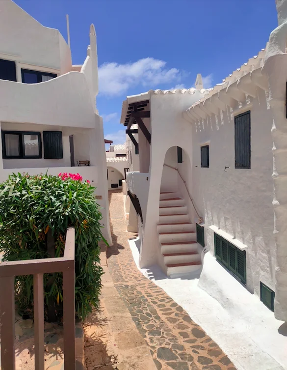 Qué ver y visitar en Menorca: Binibeca Vell pueblo blanco pescador Menorca