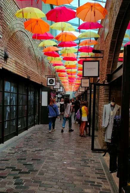 Calle con paraguas en Camden Town market