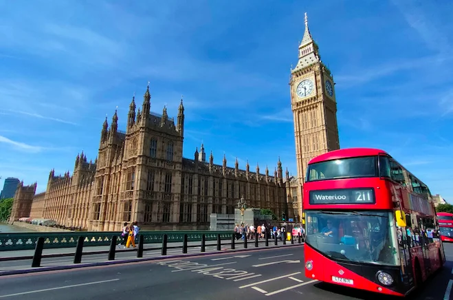 Big Ben y Palacio de Westminster con autobús rojo en Westminster Bridge, centro de Londres ideal para alojarse en South Bank o Westminster