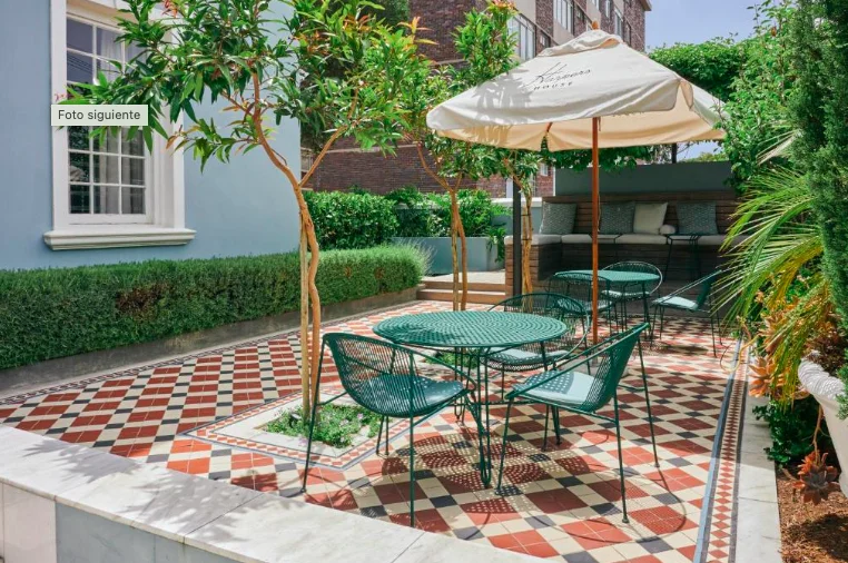 Terraza con sillas y sombrilla de Green Point
