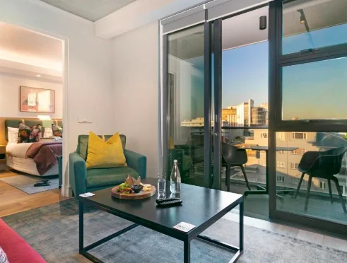 Salon y terraza de apartamento Latitude Aparthotel by Totalstay en Sea Point