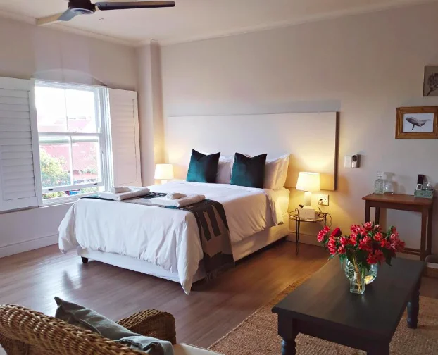 Habitacion con cama doble en Hermanus Waterfront