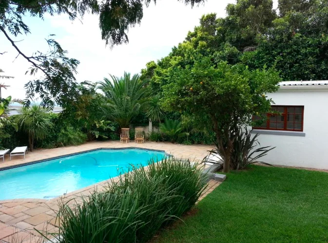piscina exterior del alojamiento en Camps Bay