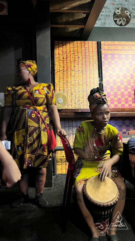 Qué ver en Ciudad del Cabo, Sudáfrica, Gold Restaurant
