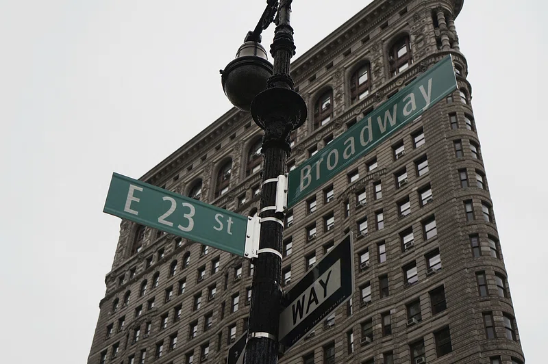 Cartel de Broadway Boulevard con el Flatiron de fondo