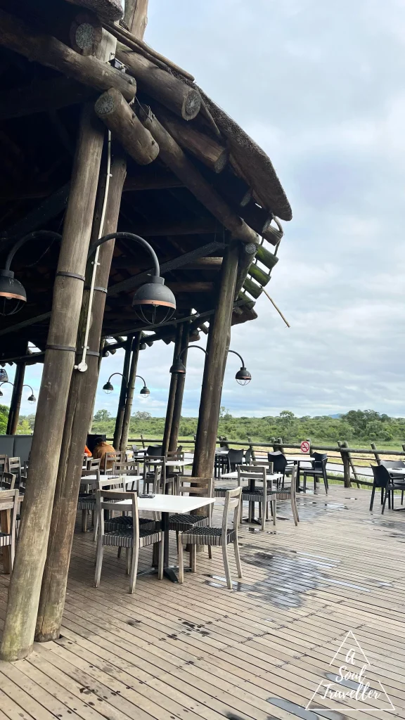 Restaurante con vistas al río en Lower Sabie