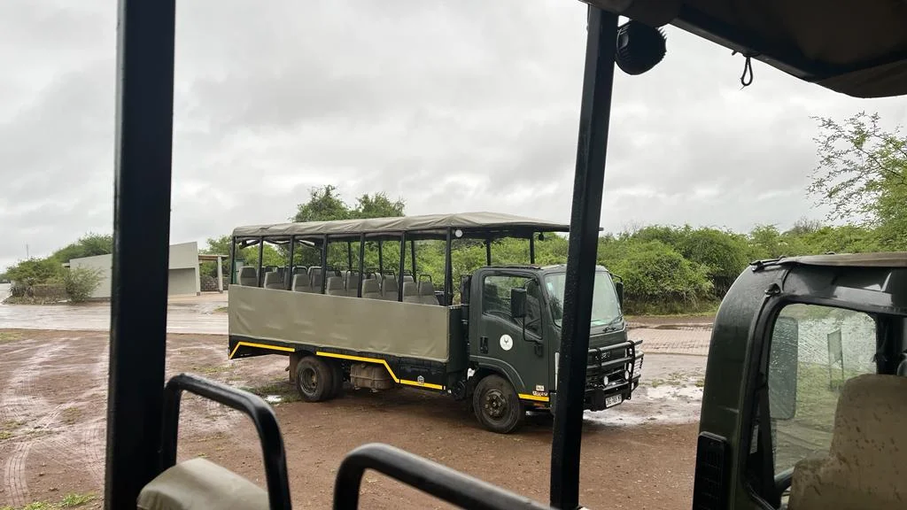 Vehículo Game Drives abierto para safari en el Kruger