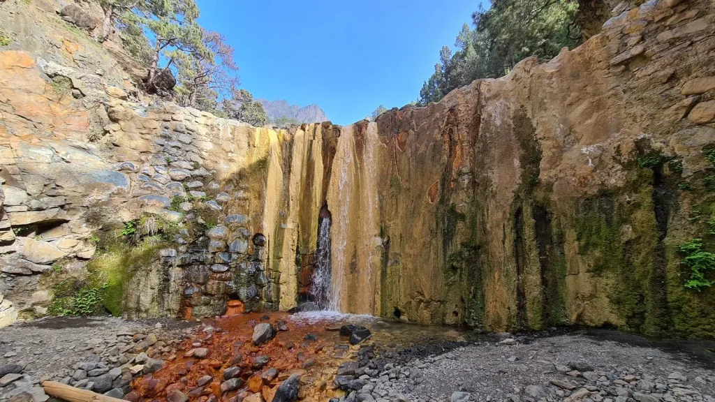 Cascada de colores en la ruta de senderismo de la caldera de taburiente