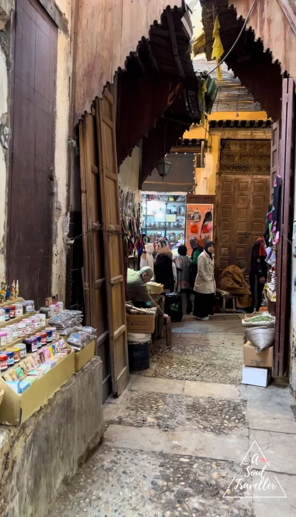 Tiendas del zoco grande de Fez