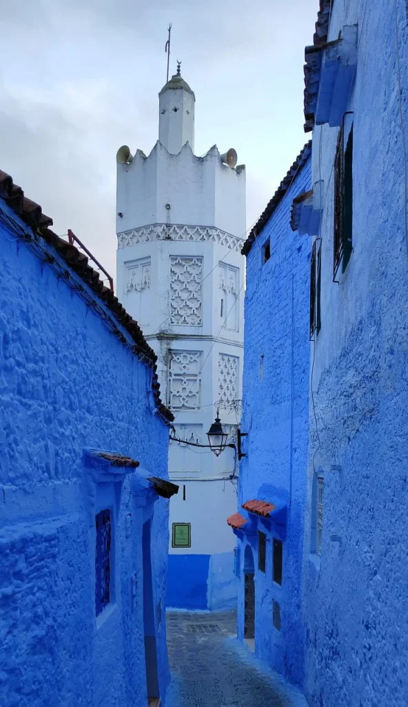 Mezquita blanca de Chaouen en la Medina