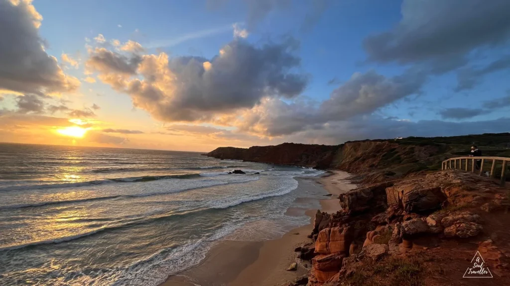 atardecer en Praia do Amado en la costa oeste de portugal