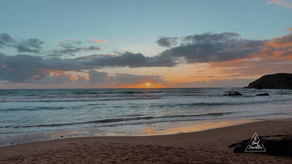 atardecer en Praia do Amado en la costa oeste de portugal