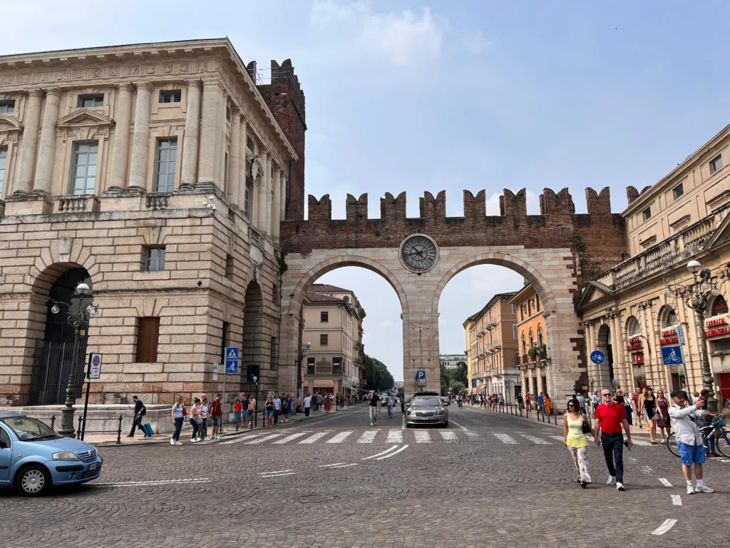 Puerta de entrada a piazza Bra