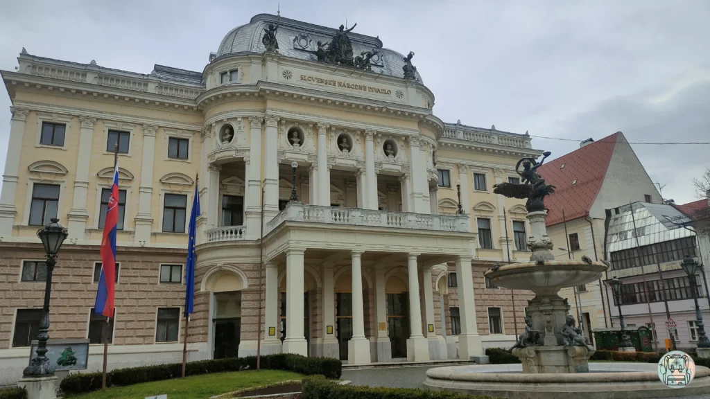 Teatro nacional eslovaco en la plaza Hviezdoslav