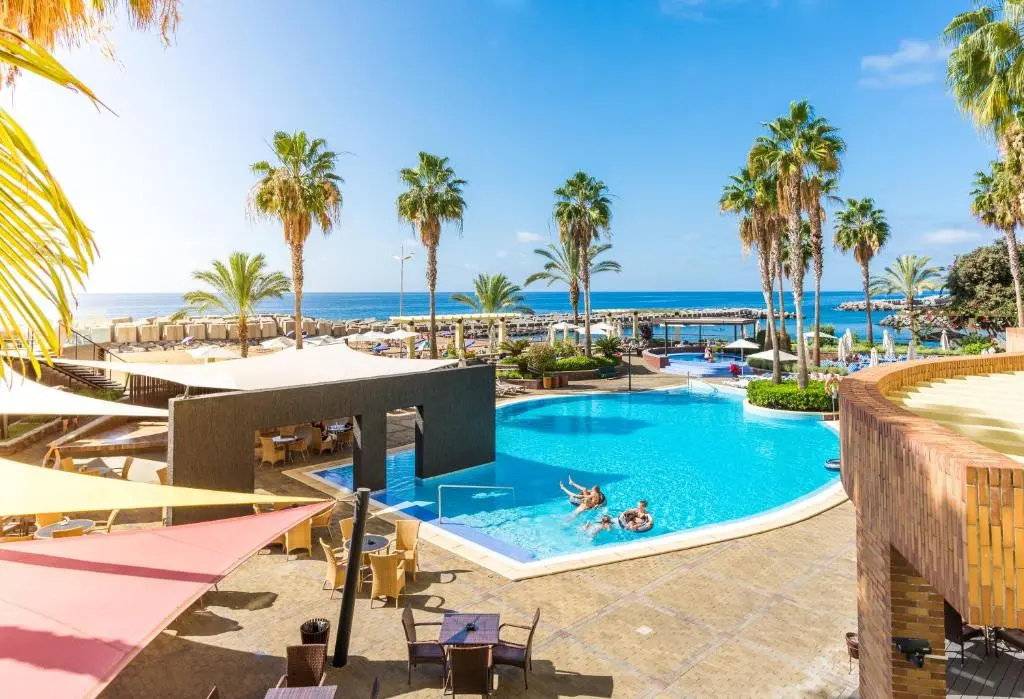 Donde alojarse en Madeira, Calheta
Hotel todo incluido con piscina y vistas al mar