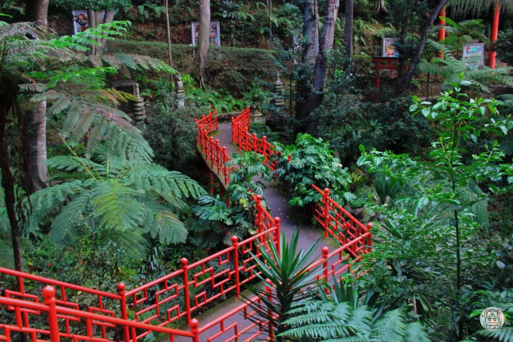 Jardines monte Palace, puente oriental rojo