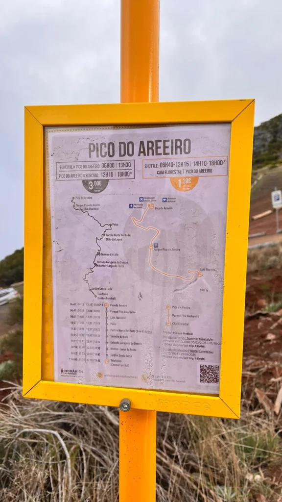 Cartel informativo de horarios del autobus que va desde Funchal al inicio de la ruta PR1 de Madeira