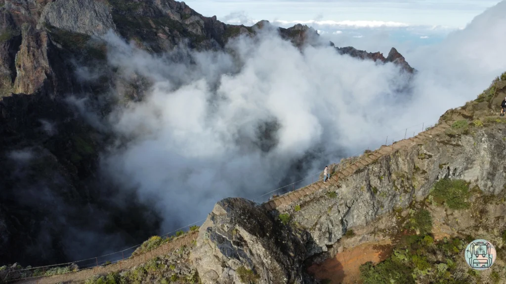 Stairway to Heaven en la ruta de Pico Arieiro, con un mar de nubes