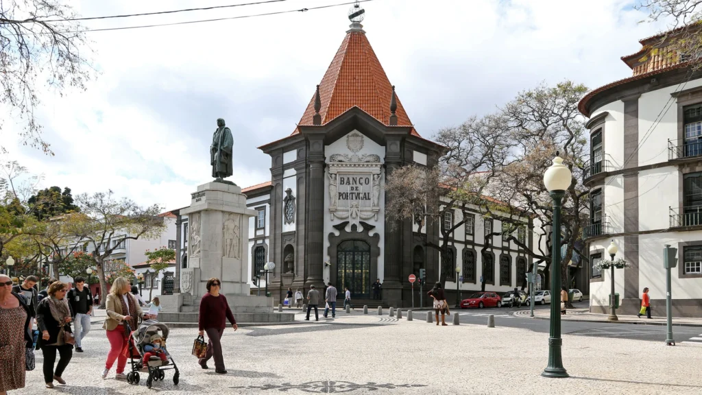 Avenida Arriaga, Banco de Portugal y estatua de Joao Gonçalves en Funchal, Madeira