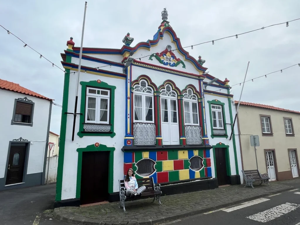 Império do Divino Espírito Santo do Porto Judeu, Terceira. Azul, rojo, verde, amarillo