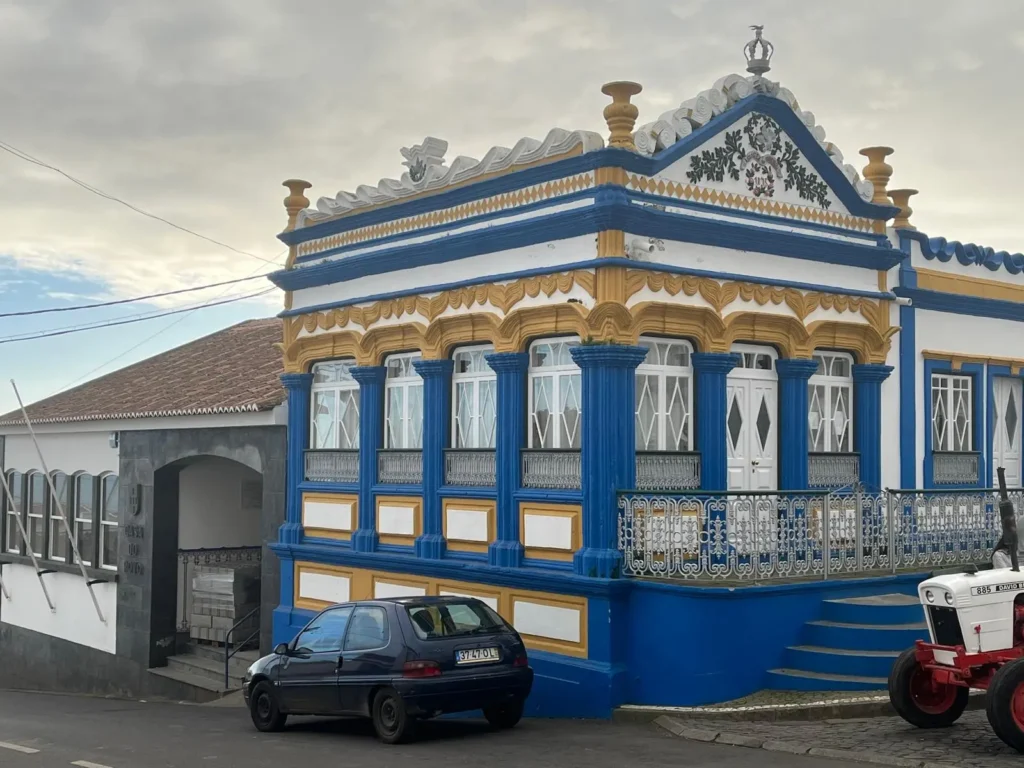 Imperio do Terreiro (Sao Bartolomeu); Dorado y azul