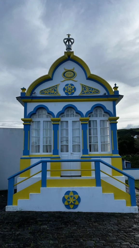 Imperio Espirito Santo das Quatro Ribeiras, Azul y amarillo, Terceira