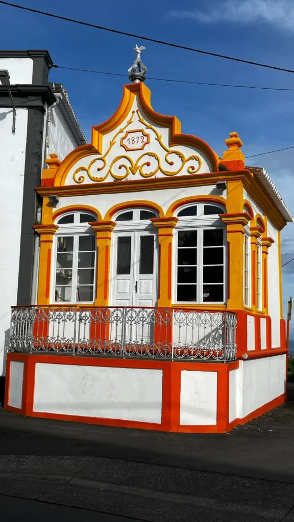 Imperio dos Biscoitos, Terceira; Amarillo y rojo