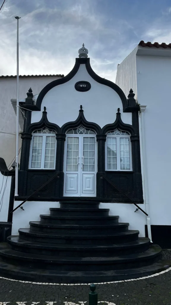Capilla de Agualva e Despensa, Negra y blanca