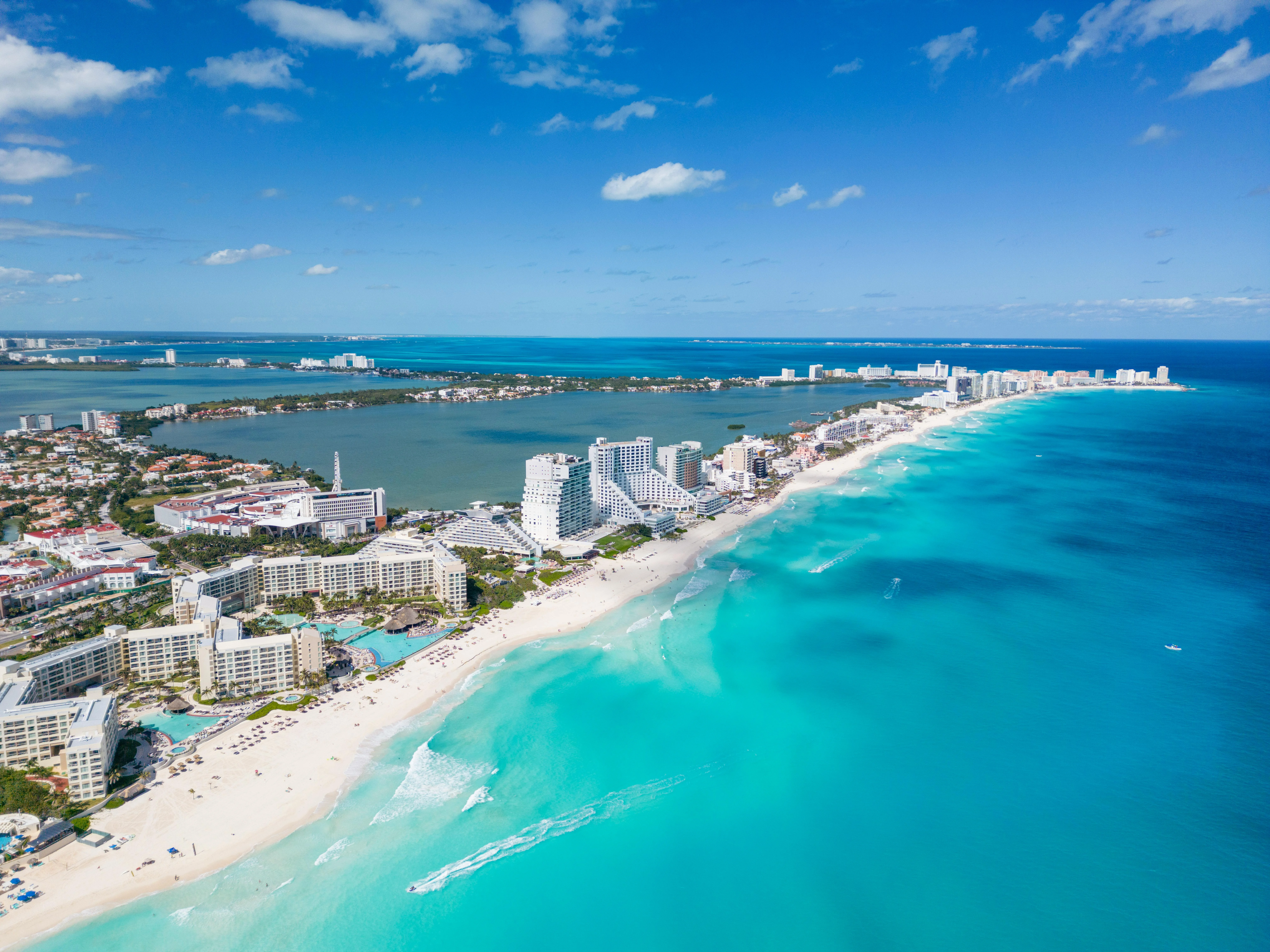 Donde hospedarse en la zona hotelera de Cancún. Playa de arena blanca y aguas turquesas con hoteles en la orilla