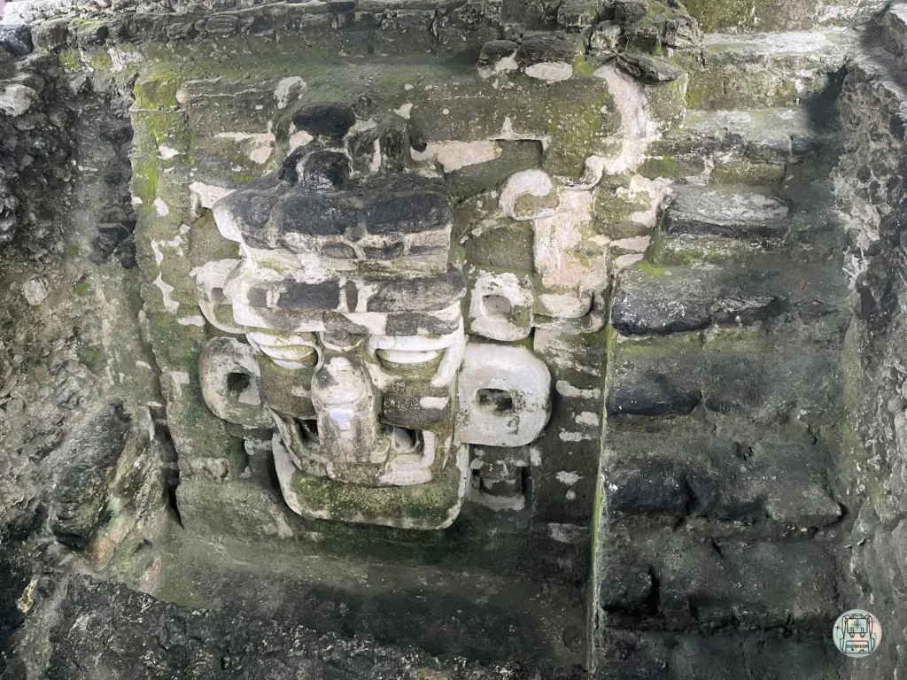 Mascaras mayas talladas en la roca de las ciudades de Guatemala