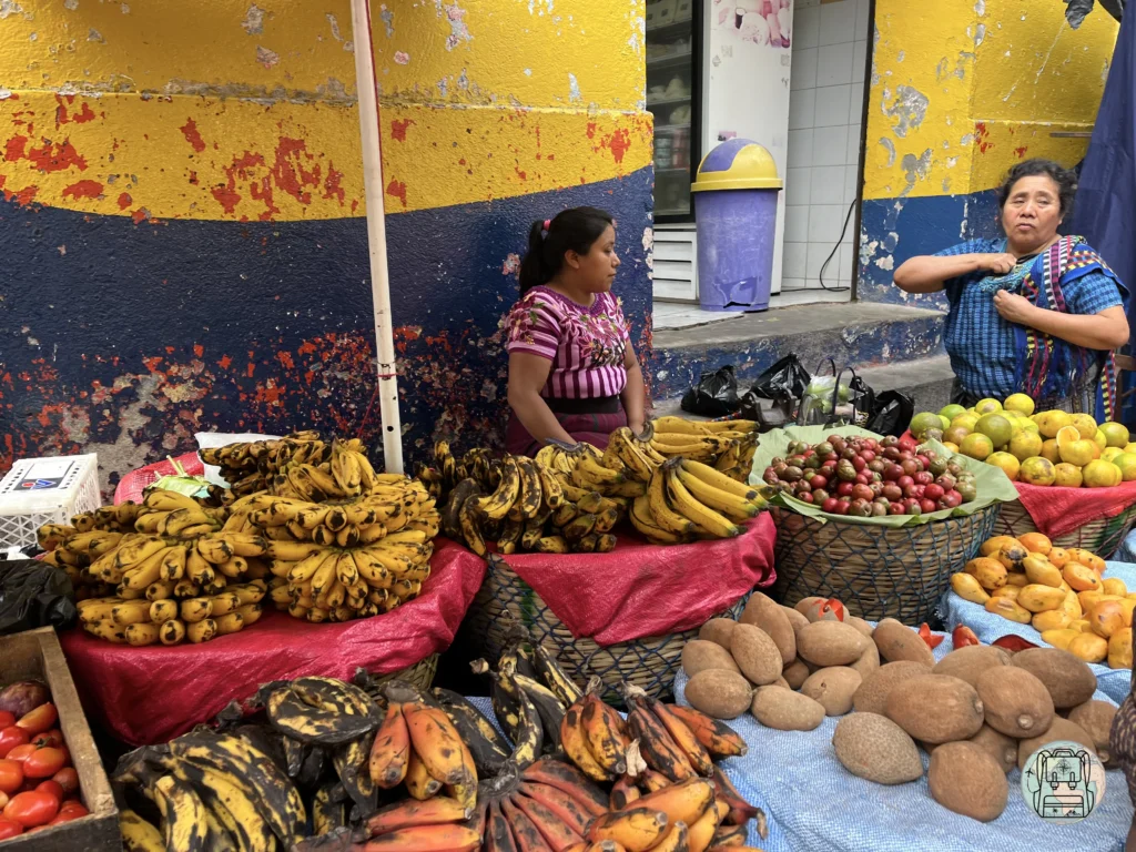 Colorido mercado de santiago Atitlán, lago atitlan. Uno de los imprescindibles que ver en una ruta de 8 días por Guatemala