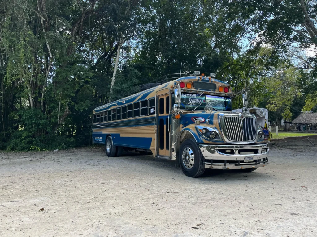 Chicken Bus, el autobus típico de Guatemala decorado con laterales dorados y azules, uno de los preparativos de Guatemala