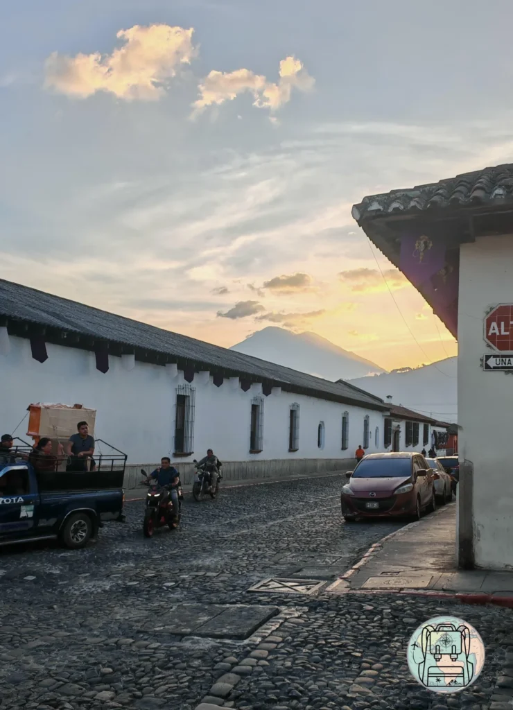 Atadecer desde las calles empedradas de Antigua Guatemala con el Volcán de Fuego y el Acatenango de fondo