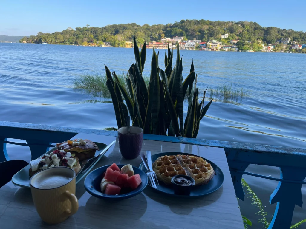 Maple & Tocino en la isla de Flores, Guatemala