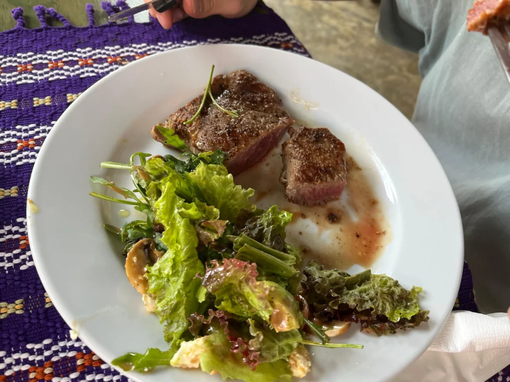 Restaurante Bistro Puertas del Cielo en la isla de Flores, Guatemala