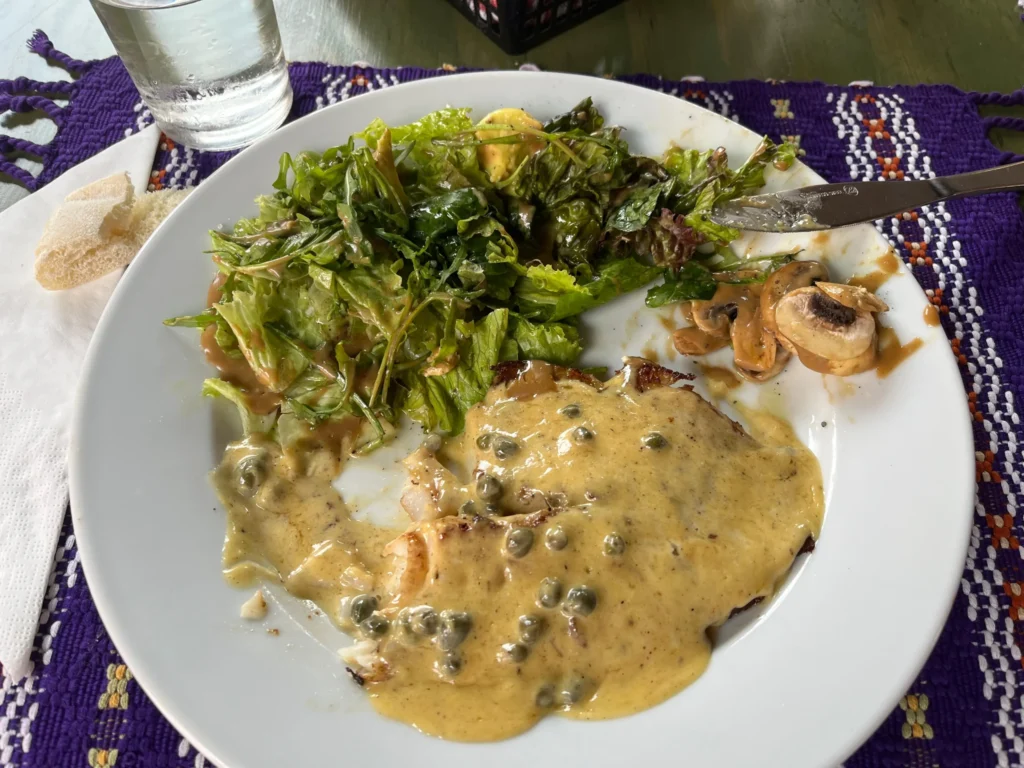 Restaurante Bistro Puertas del Cielo en la isla de Flores, Guatemala