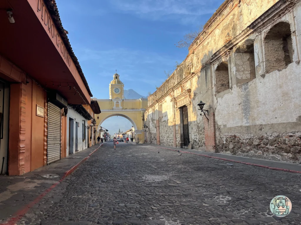 Vistas el Arco de Santa Catalina con el Volcán de Agua de fondo desde una de las calles empedradas de Antigua al amanecer