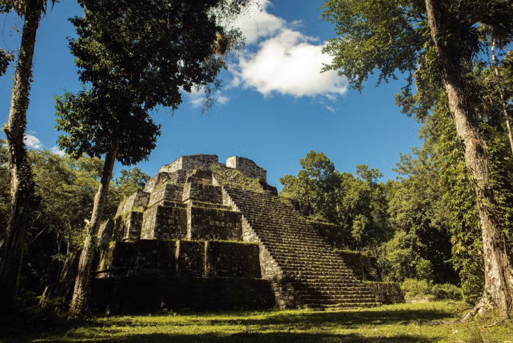 Ruinas de Yaxhá al atardecer cerca de Flores Guatemala: qué ver y hacer en Flores Guatemala