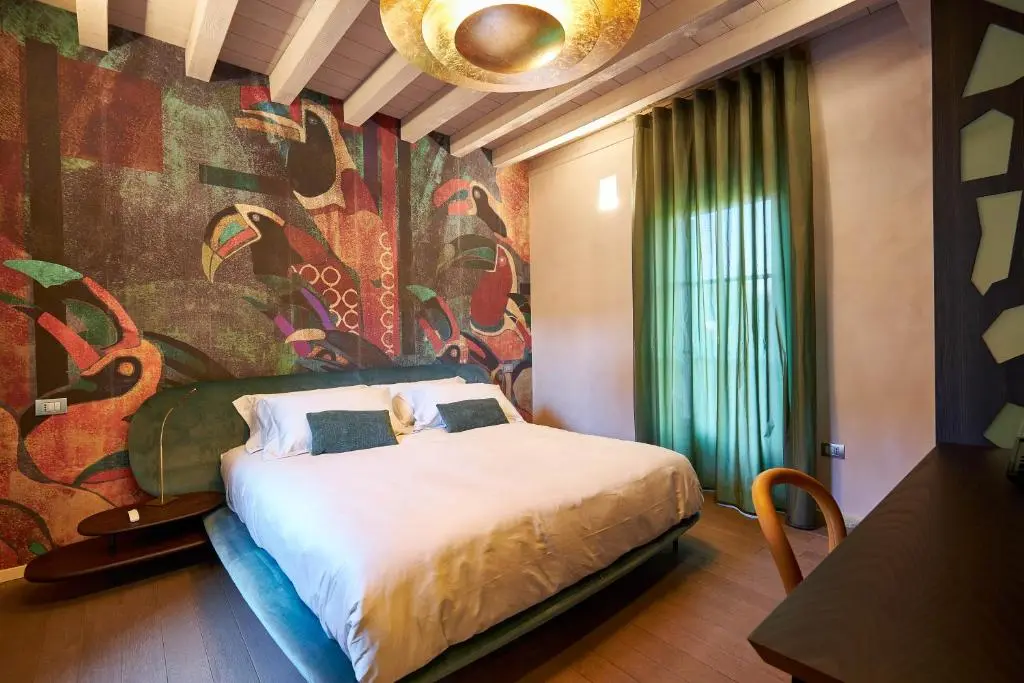 Habitación de hotel con decoración bonita y cama doble