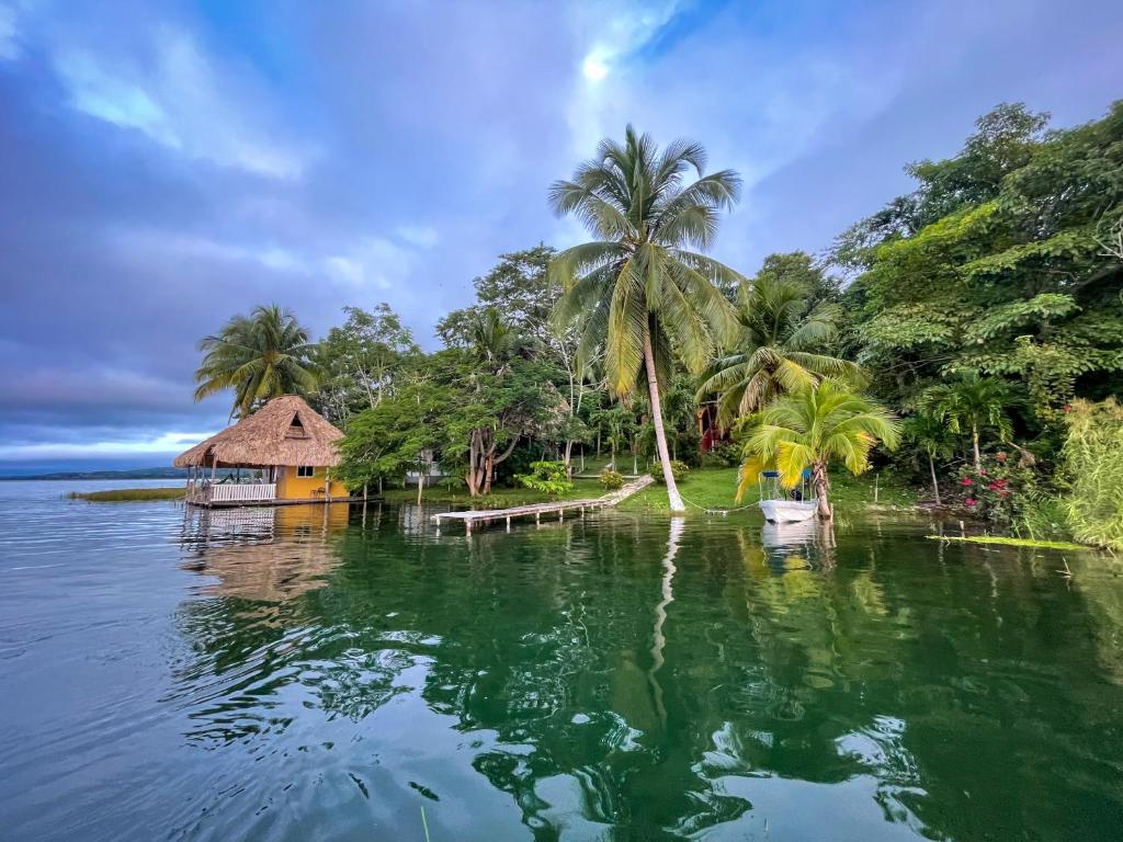 Hotel a los pies del lago con cabaña y muelle privado