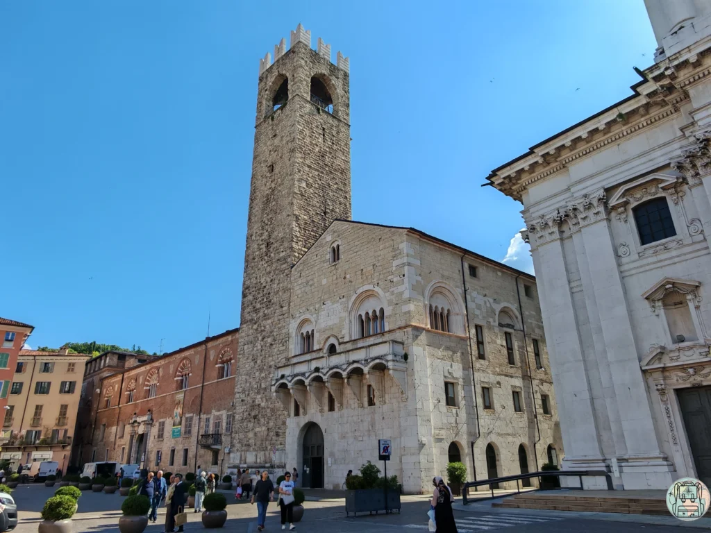 Palazzo Broletto en la Piazza Paolo VI