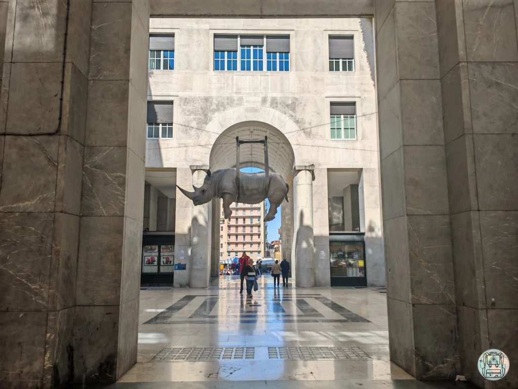 Escultura de Rinoceronte di Piazza Vittoria (il peso del tempo sospeso)
