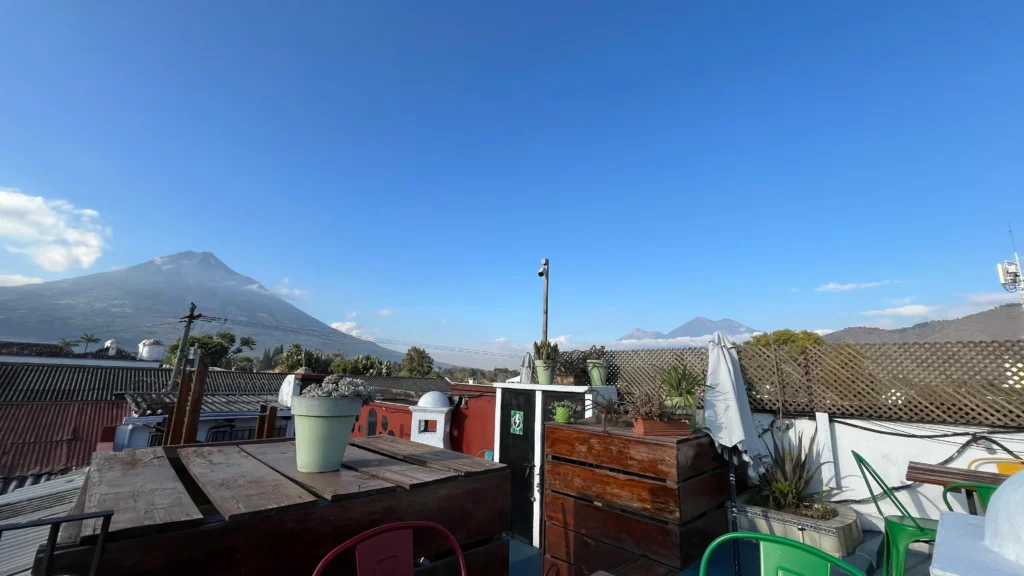 Vistas a los volcanes desayunando desde Tropicana Hostel. Excursion: Subida al Acatenango