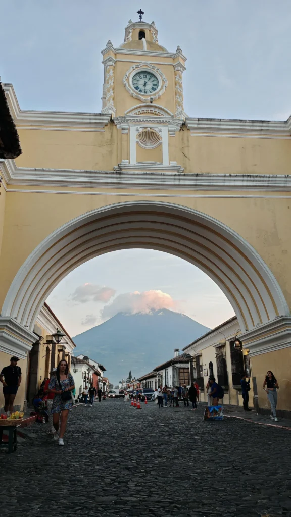 Volcan de Agua desde el Arco de Santa Catalina en Antigua. Guatemala en 8 días o una semana