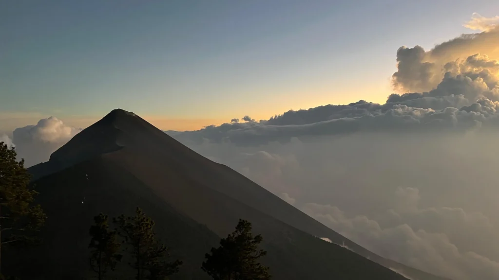 Vistas del Volcan de Fuego desde el campamento de Tropicana hostel Excursion: Subida al Acatenango