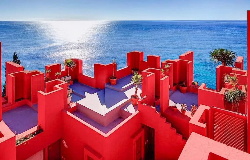 Edificio de color rosa Juego del Calamar en Calpe